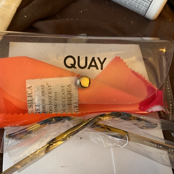 Quay sunglasses NWT with plastic case animal print - Picture 8 of 10